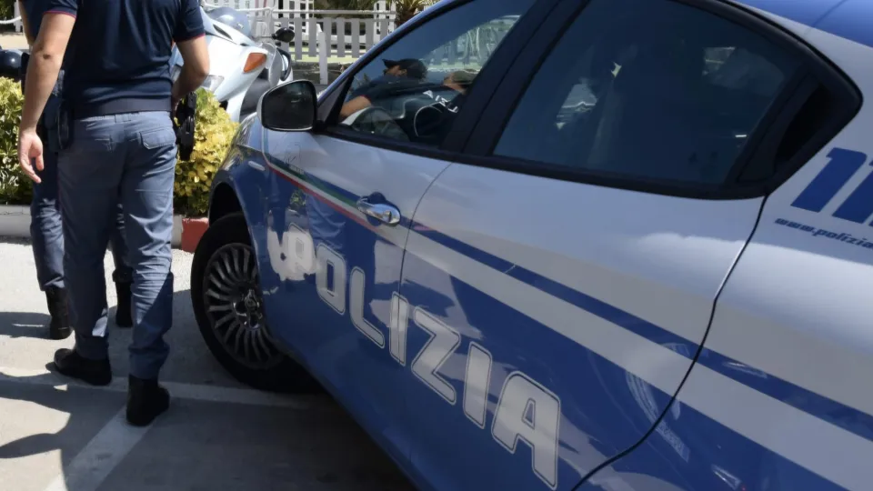 la polizia arriva in spiaggia (repertorio)