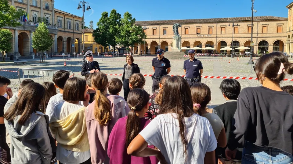 la Polizia con i bambini