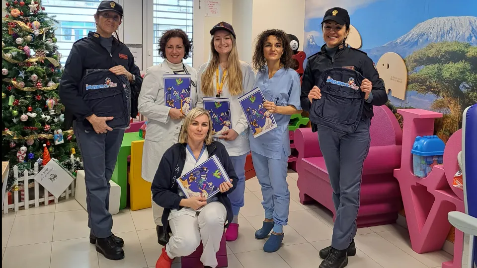 la polizia con le infermiere