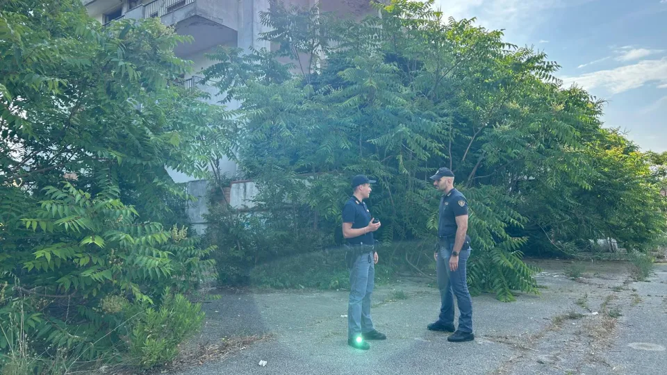 la polizia davanti all'ex hotel abbandonato