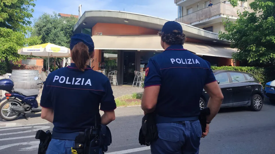 la polizia di fronte al bar chiuso