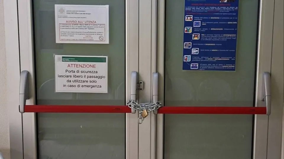 la porta di sicurezza sbarrata all'ospedale Infermi
