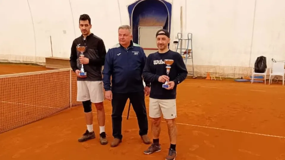 La premiazione dei finalisti, Tommaso Cremoni e Fabio De Santis, al centro Giuseppe Del Bianco