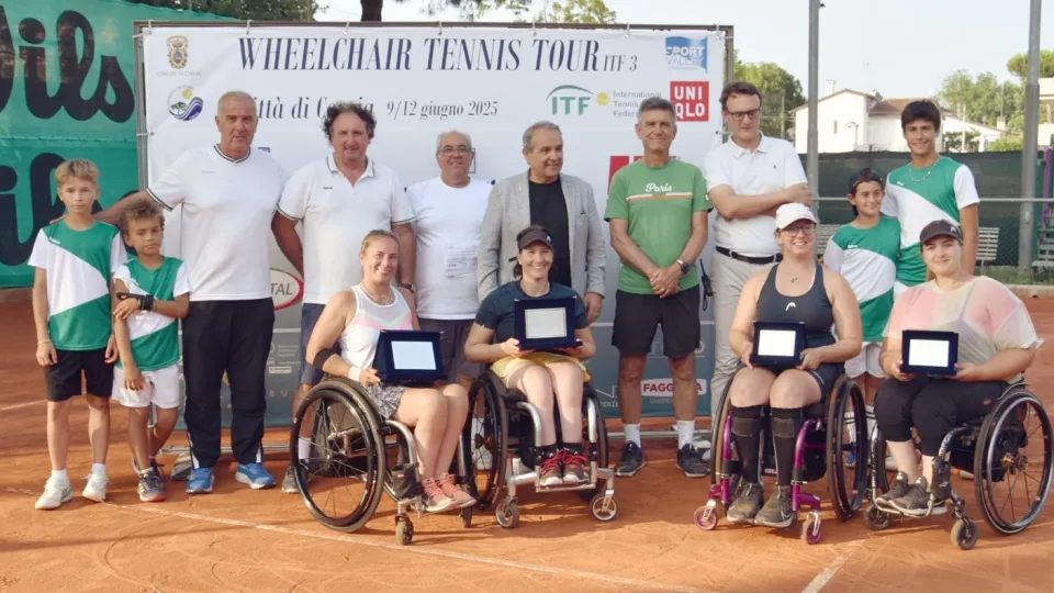 La premiazione del doppio femminile nel torneo Itf Wheelachair 2025 della Polisportiva 2000 Cervia
