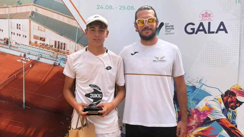 La premiazione di Logrippo insieme a Federico Bertuccioli