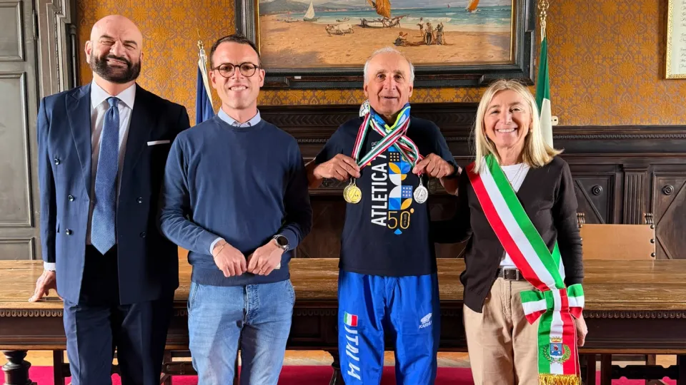 La premiazione in Municipio del decano dei runner Onelio Galeazzi