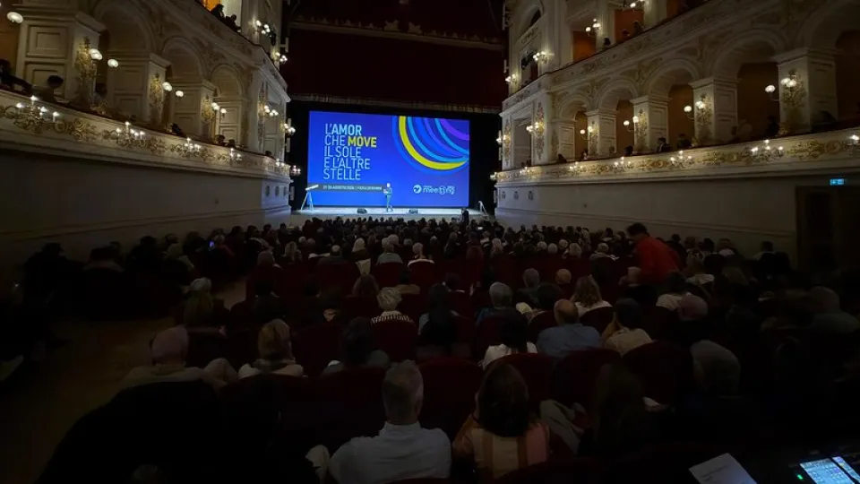 la presentazione al teatro Galli
