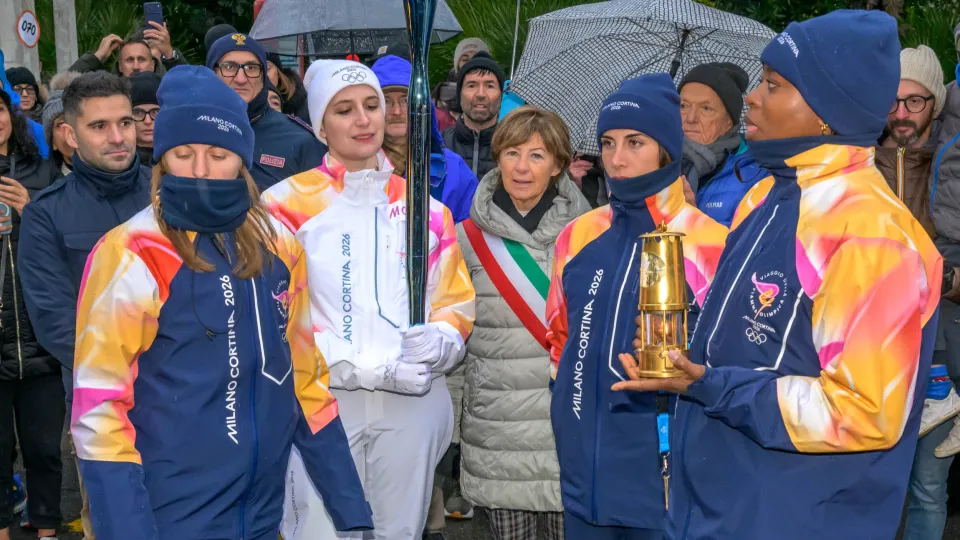 La prima tedofora insieme alla sindaca Angelini