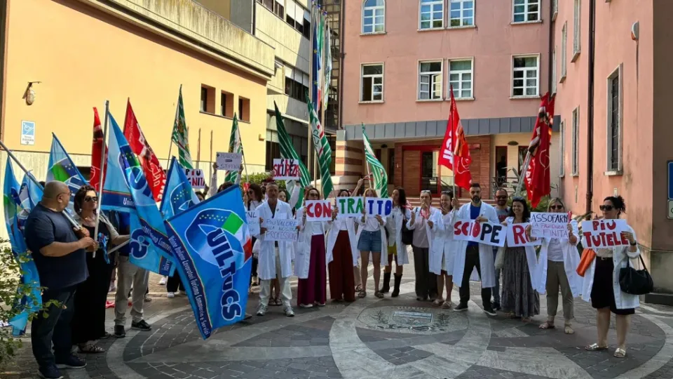la protesta davanti al Municipio di Riccione