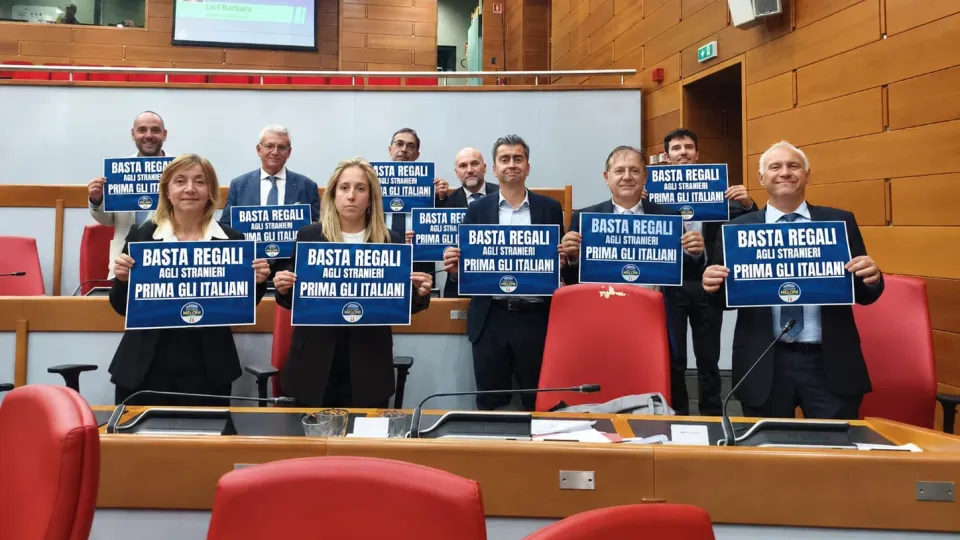 la protesta del centrodestra in assemblea legislativa