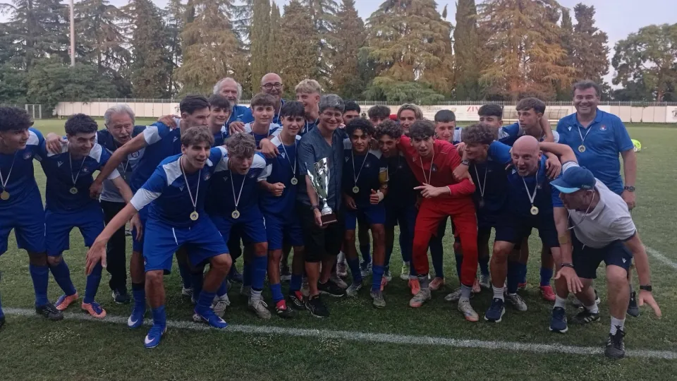 La Rappresentativa U16 di Rimini insieme a Sergio Franco con la coppa