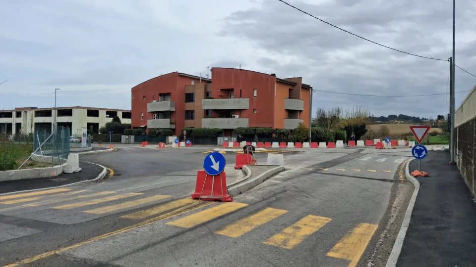 la rotatoria di viale Gradara