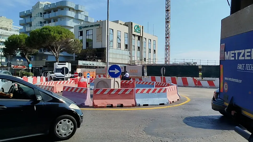 la rotatoria provvisoria di via Tripoli
