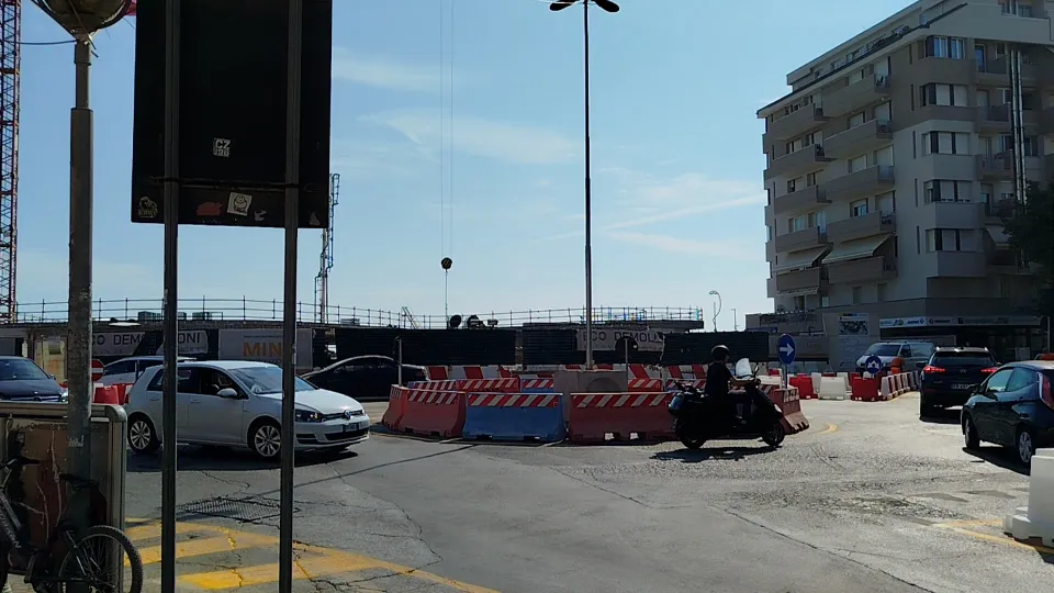 la rotatoria temporanea di viale Tripoli