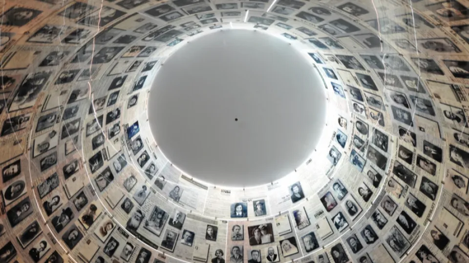 la Sala dei Nomi (Hall of Names) allo Yad Vashem di Gerusalemme