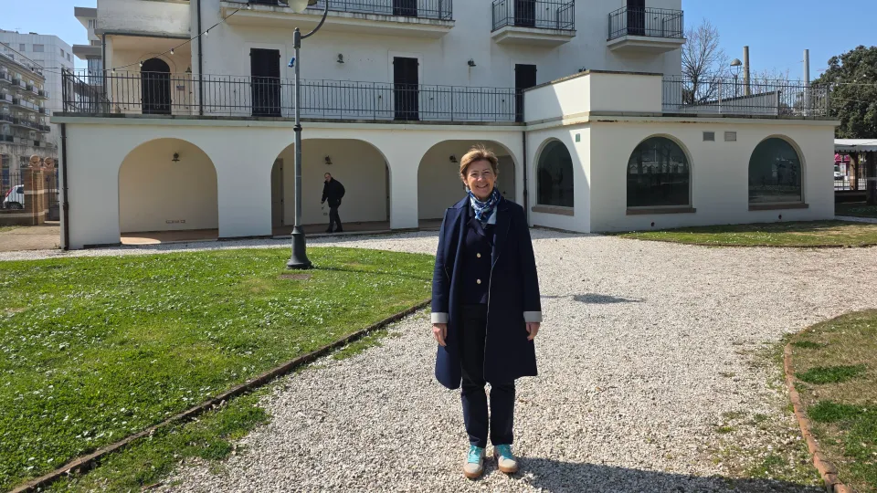 la sindaca di fronte alla Villa