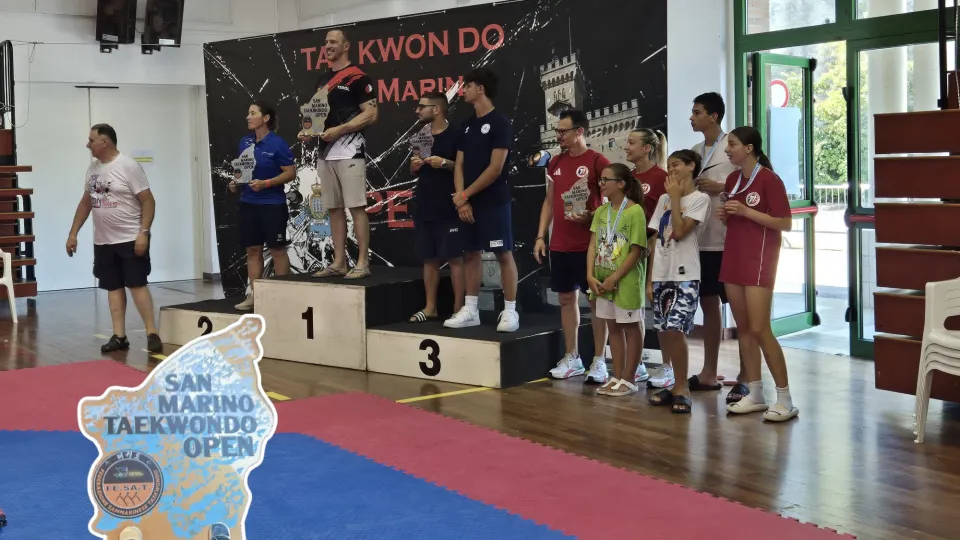 La società Taekwondo Olimpic Cattolica e Riccione ai piedi del podio