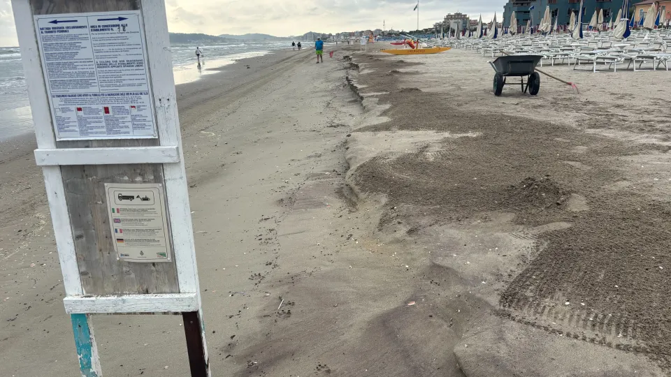 la spiaggia di Riccione dopo la burrasca