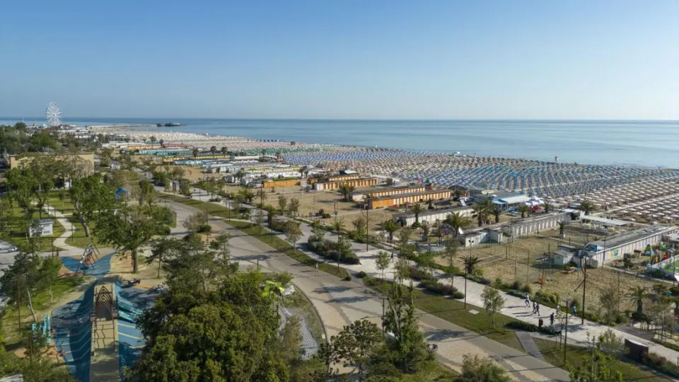 la spiaggia e il parco del mare a Rimini