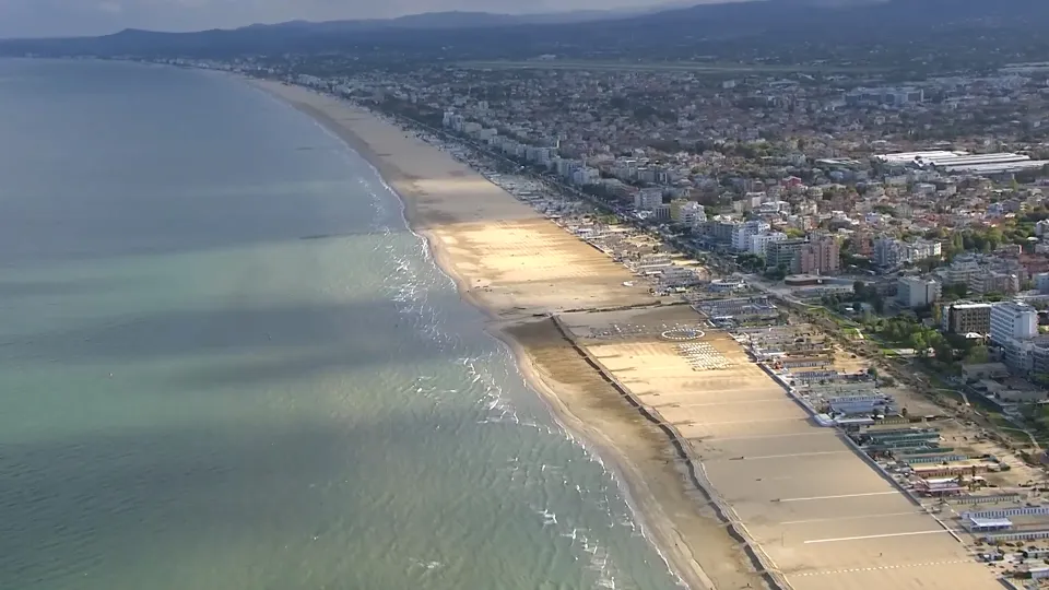 la spiaggia riminese dall'alto