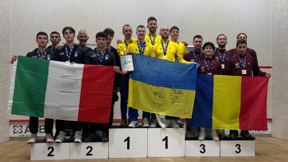 La squadra azzurra sul secondo gradino del podio