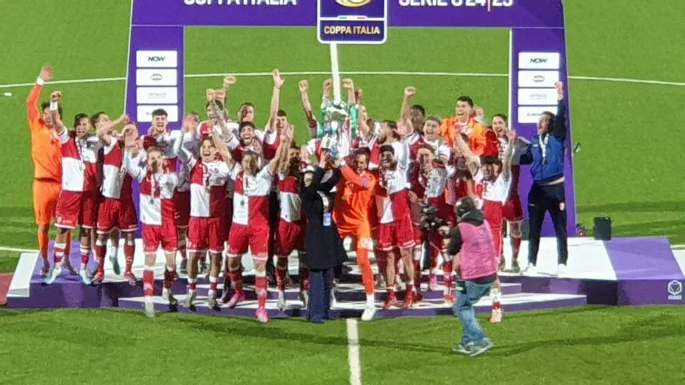 La squadra biancorossa festeggia la vittoria della Coppa Italia