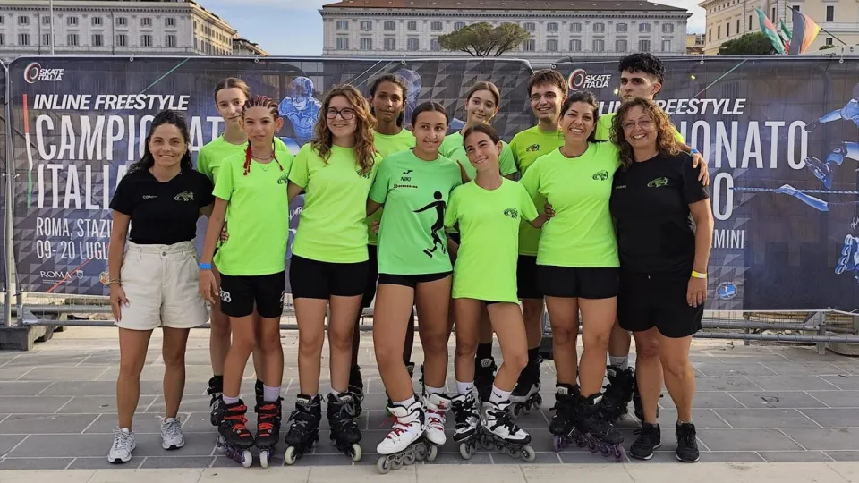 La squadra del Pattinaggio Riccione con le allenatrici Marianna Mazzini (a sinistra) e Ombretta Del Prete (a destra)
