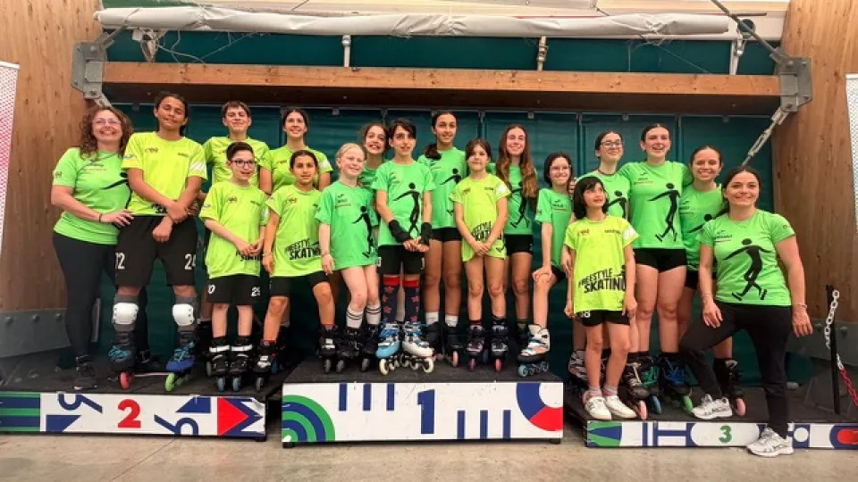 La squadra del Pattinaggio Riccione Inline Freestyle con le allenatrici Del Prete e Mazzini