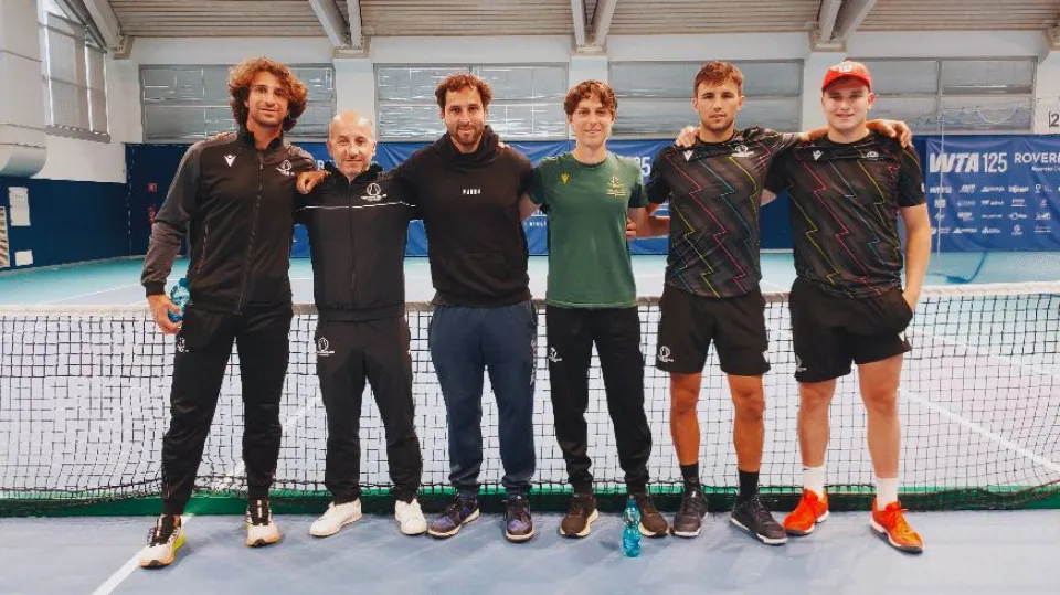 La squadra del Tennis Club Viserba a Rovereto con il presidente Fabio De Santis