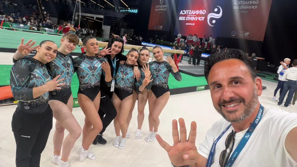 La squadra della Ginnastica Riccione Academy ed il presidente Francesco Poesio