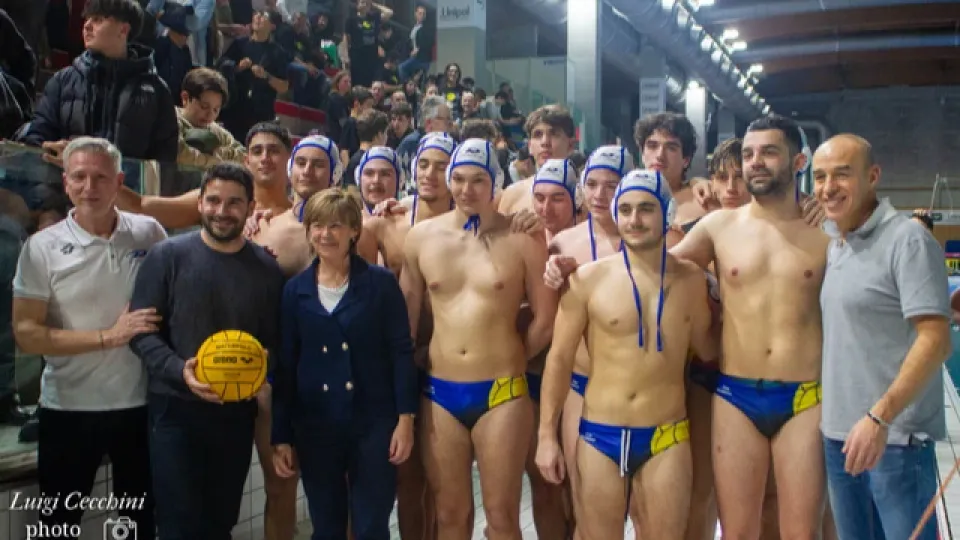 La squadra della Polisportiva Riccione insieme alla sindaca Angelini e all'assessore Imola (Foto @Luigi Cecchini)