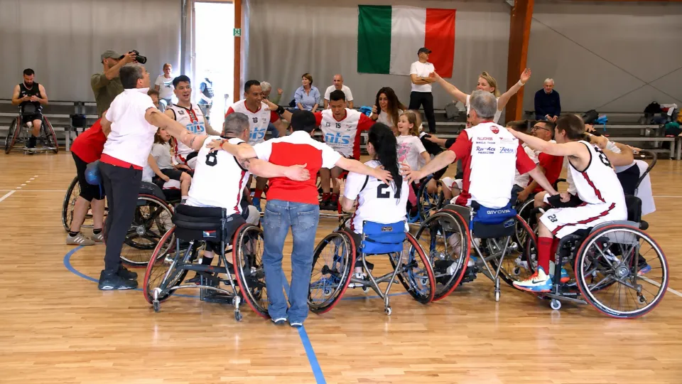 La squadra di NTS Informatica Basket Rimini festeggia la vittoria