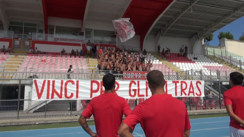 La squadra e gli ultras della Curva Est