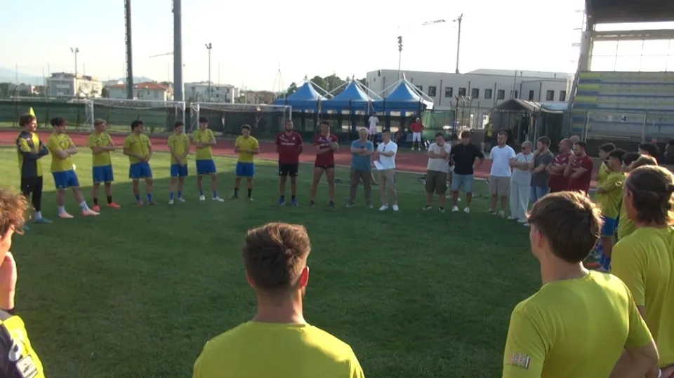 La squadra in cerchio durante il discorso del DS Luca Scattolari