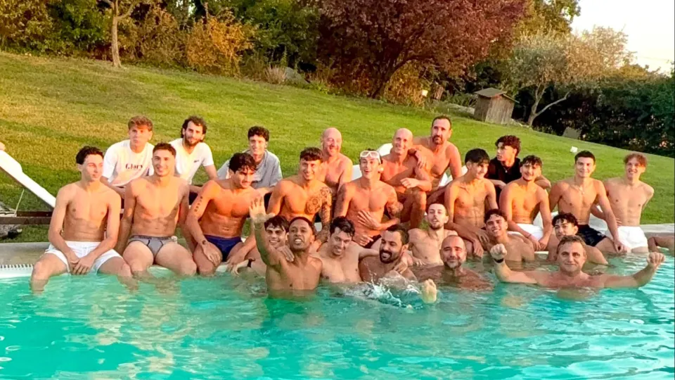 La squadra in piscina insieme al presidente Roberto Carnevali