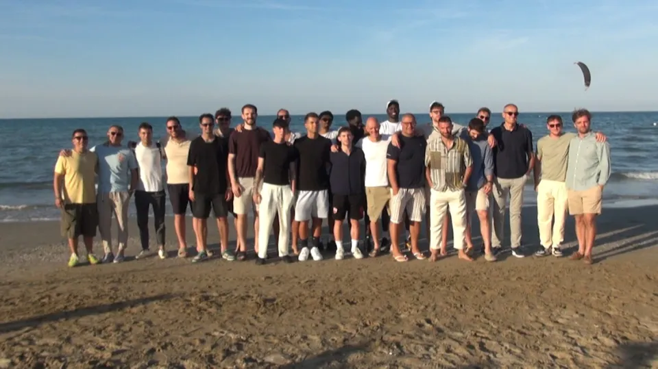 La squadra insieme allo staff tecnico in riva al mare