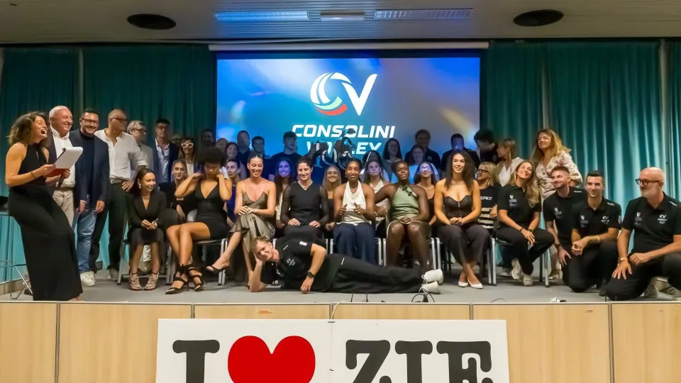 La squadra sul palco del Palazzo del Turismo di Riccione