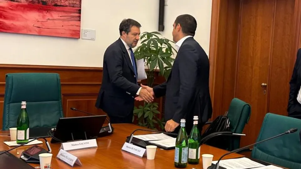 la stretta di mano al MIT tra Salvini e De Pascale