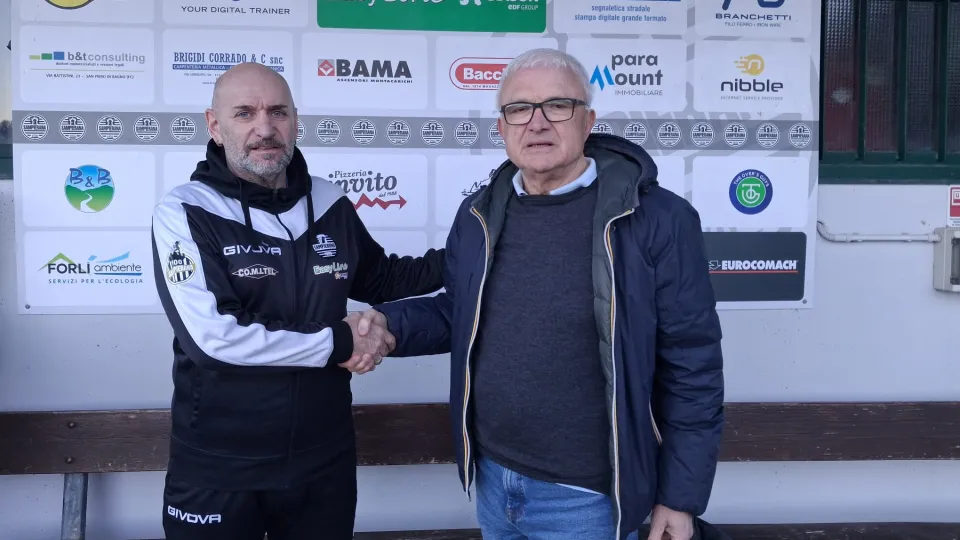 La stretta di mano tra Davide Montanari ed il presidente Oberdan Melini