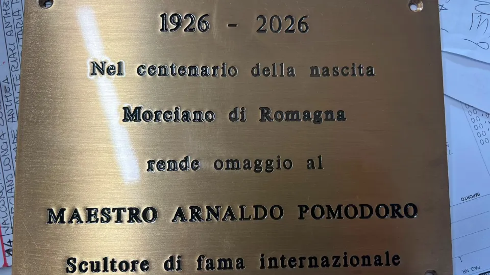 La targa per Arnaldo Pomodoro