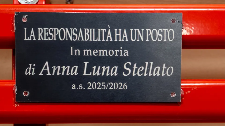 la targa sulla panchina