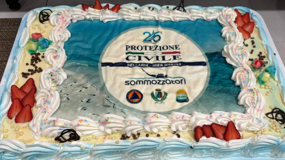 la torta per festeggiare la protezione Civile di Bellaria