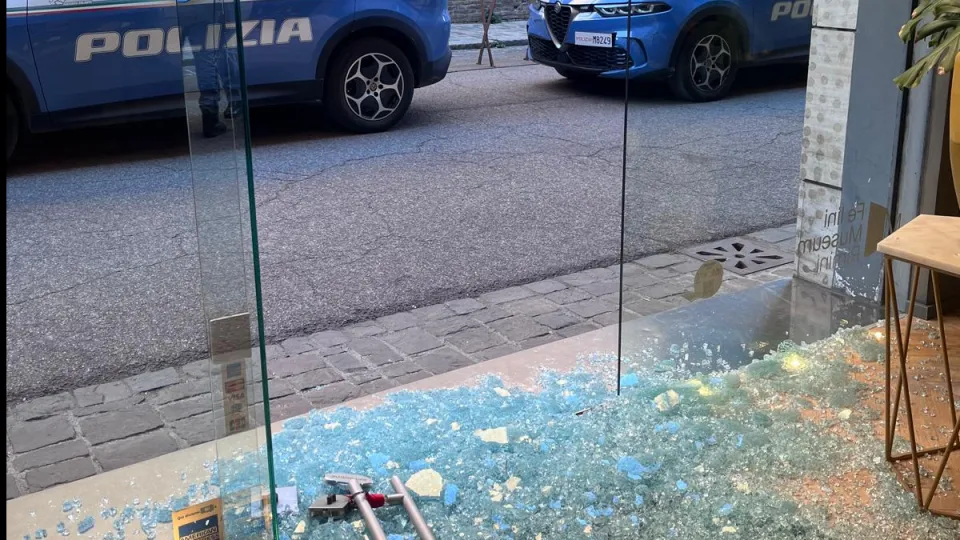 la vetrata del salone in frantumi