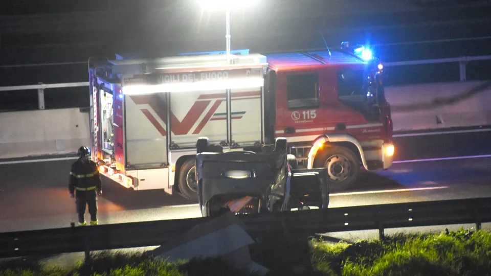 La vettura ribaltata in A14 (foto Migliorini)