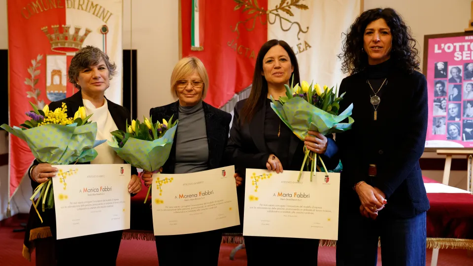 la vice sindaca Bellini con alcune donne premiate