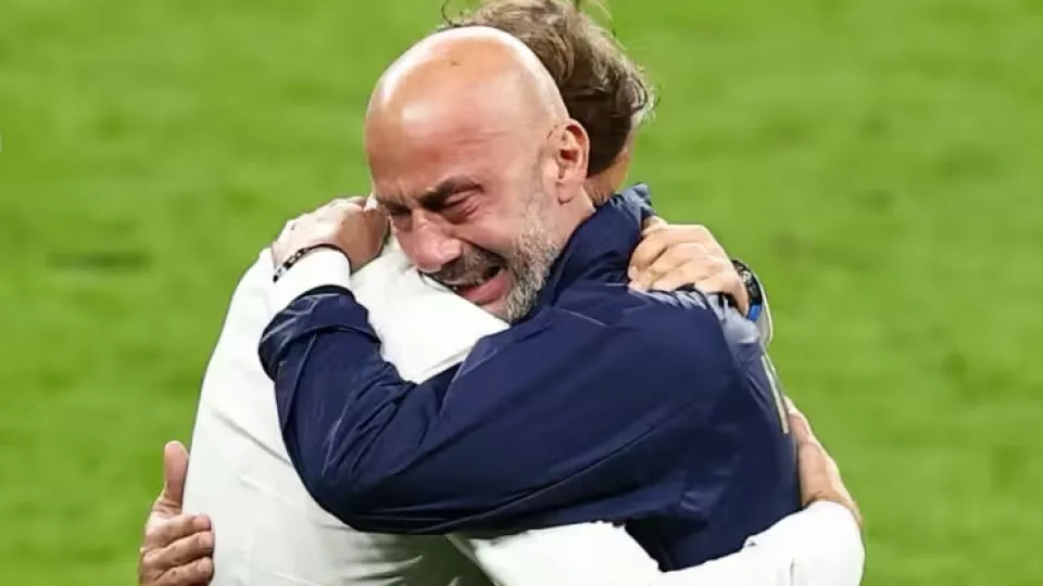 L'abbraccio tra Gianluca Vialli e Roberto Mancini
