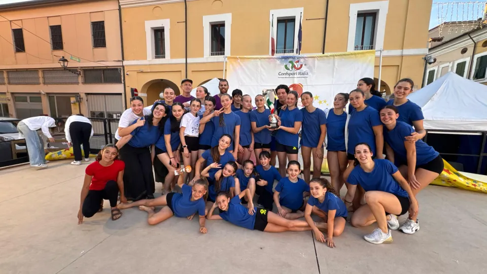 L'Acrobatic Team Riccione con la coppa