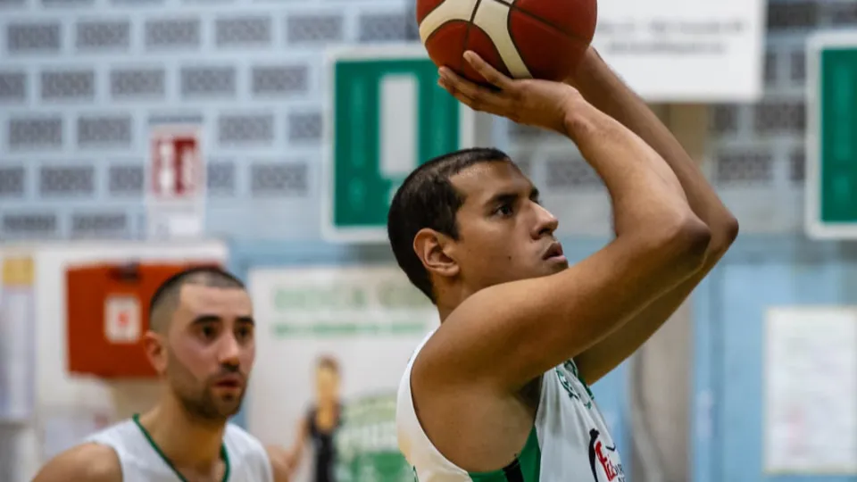 L'ala forte Miro Ceccarelli al tiro libero (Foto @Alfio Sgroi)