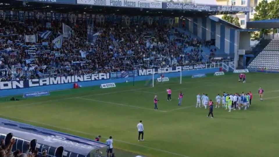 L'applauso della curva ferrarese alla squadra, che approda in finale play off