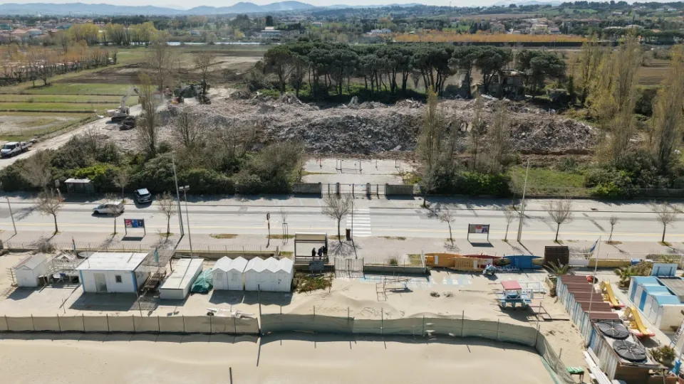 L'area con le macerie della vecchia colonia